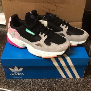 Adidas falcon size 7